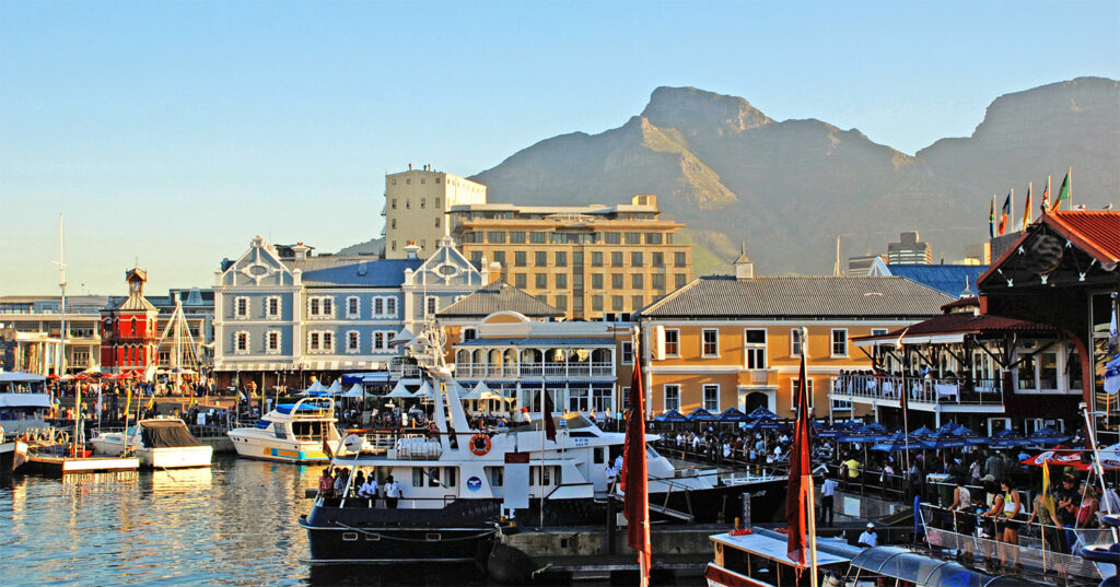 V&A Waterfront на закате, лодки в гавани